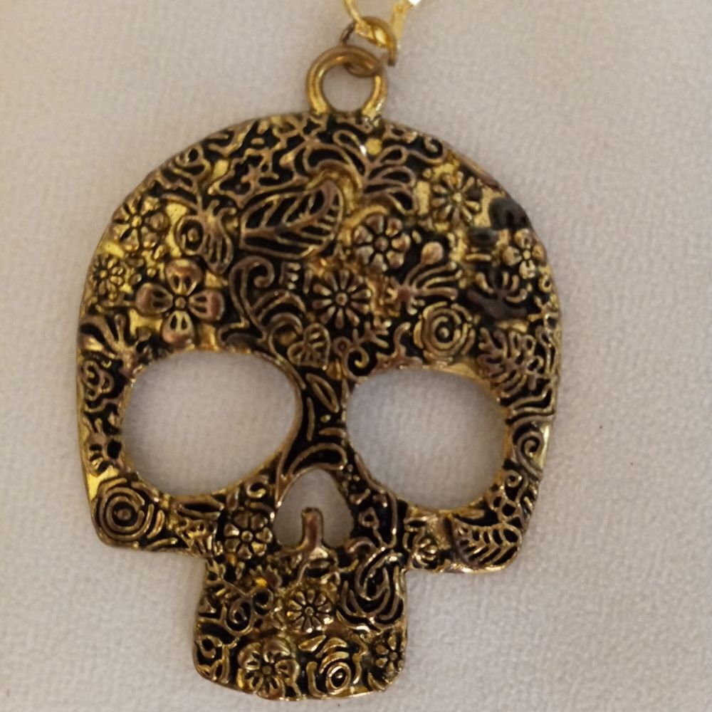 Big long skull necklace